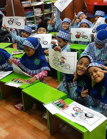 Anak membaca